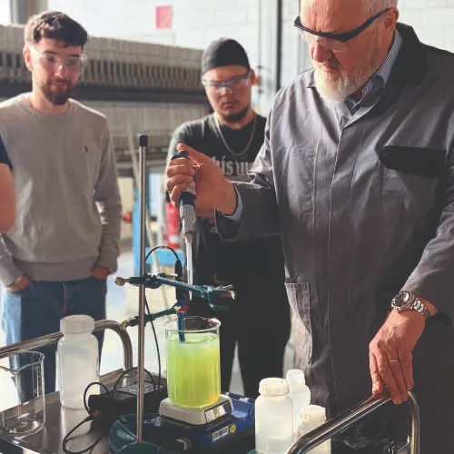 Versuch zur Ausfällung von Schwermetallen aus Wasser durch gezielte pH-Wert-Anpassung.